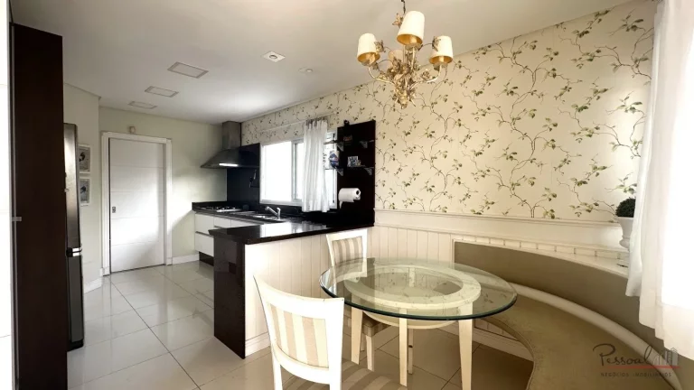 Imagem Belíssima casa totalmente mobiliada de alto padrão com 3 suítes, sendo 1 suíte master com banhei...