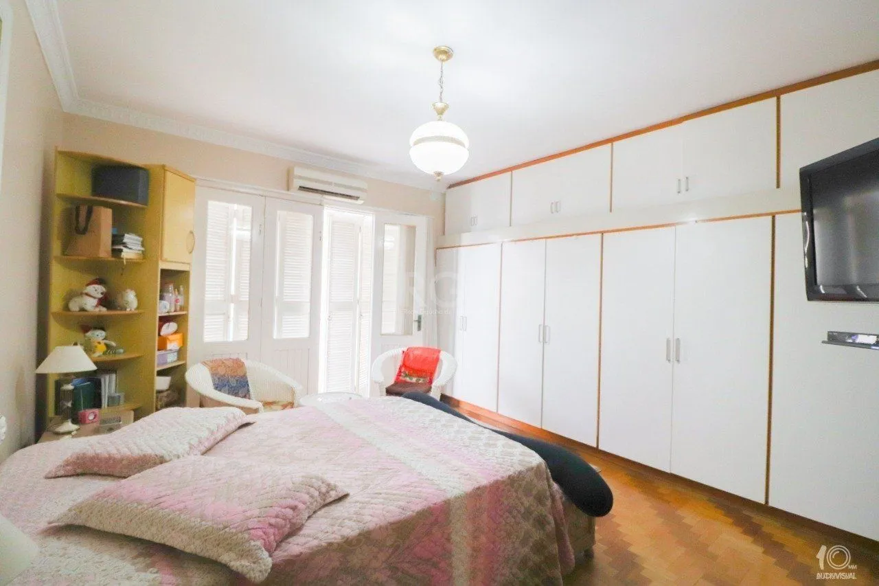 Imagem Apartamento á venda com 3 dormitórios com 1 suíte com sacada + 2 sacadas na sala e living, 233,85M² e 1 vaga de garagem escriturada e coberta, no Bairro Independência em Porto Alegre.