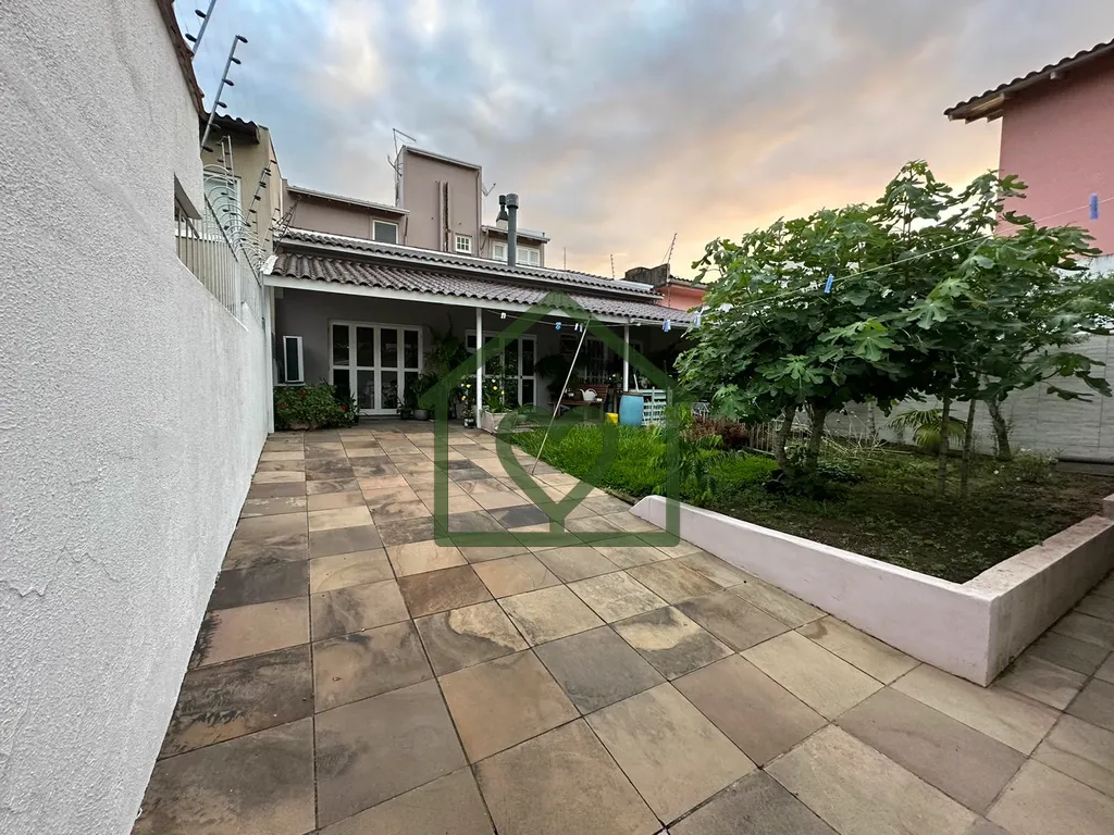 Imagem Excelente casa térrea, localizada em rua tranquila e arborizada, em frente à Praça Edgar Graef e ...
