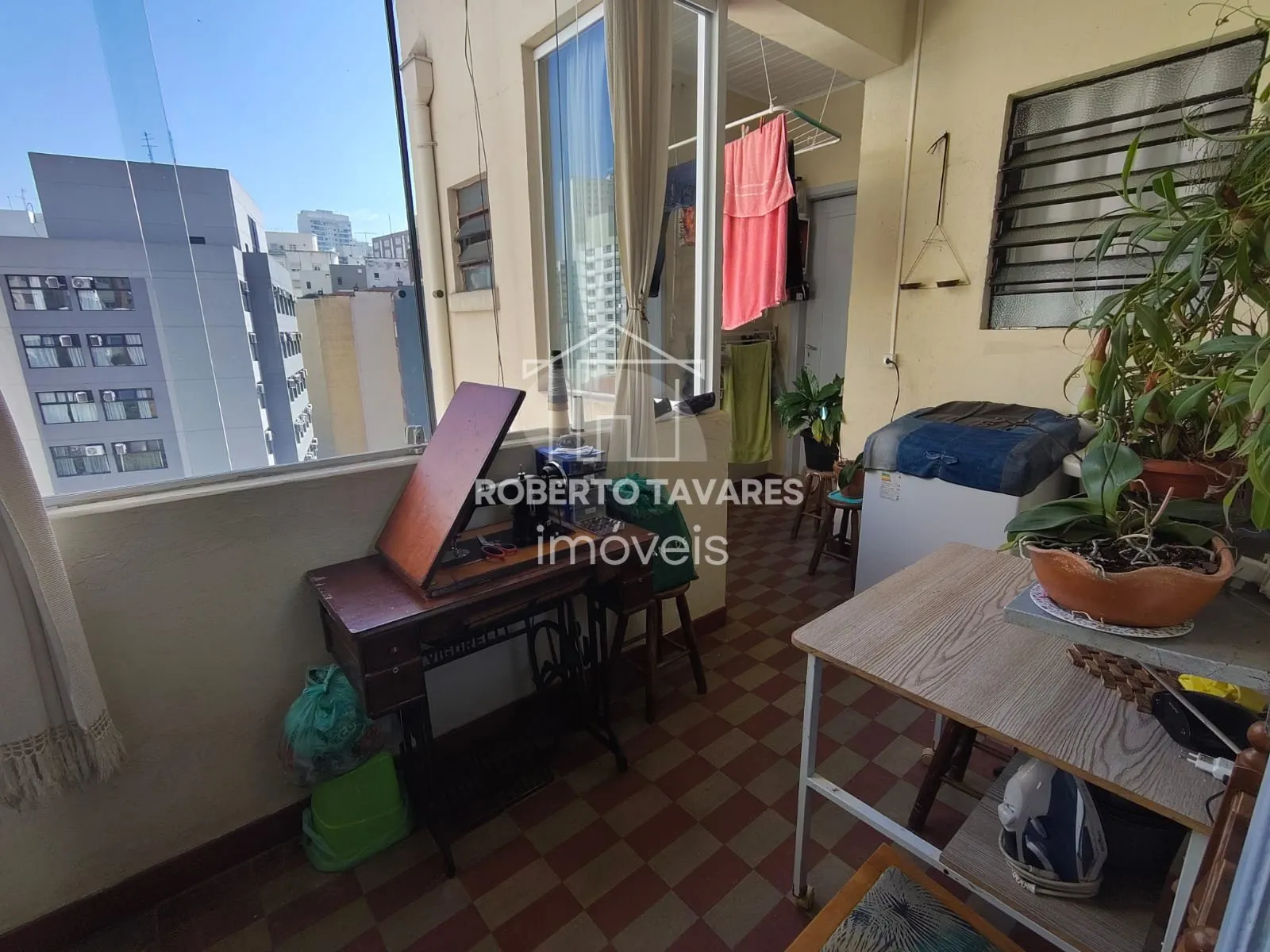 Imagem Apartamento com 2 dormitórios, sala para dois ambientes, cozinha, banheiro, quarto de serviço e banheiro, 1 vaga de garagem....
