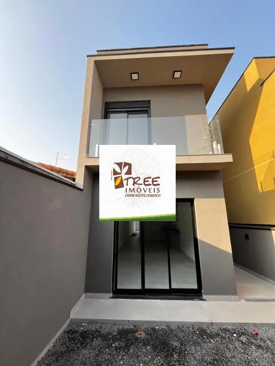 Imagem VENDA DE SOBRADO NO ARUJAMÉRICA, EM ARUJÁ/SP, 150m² com 3 quartos, suíte, sacada, sala ampla, copa, quintal, churrasqueira e 3 vagas. CONSULTE-NOS.