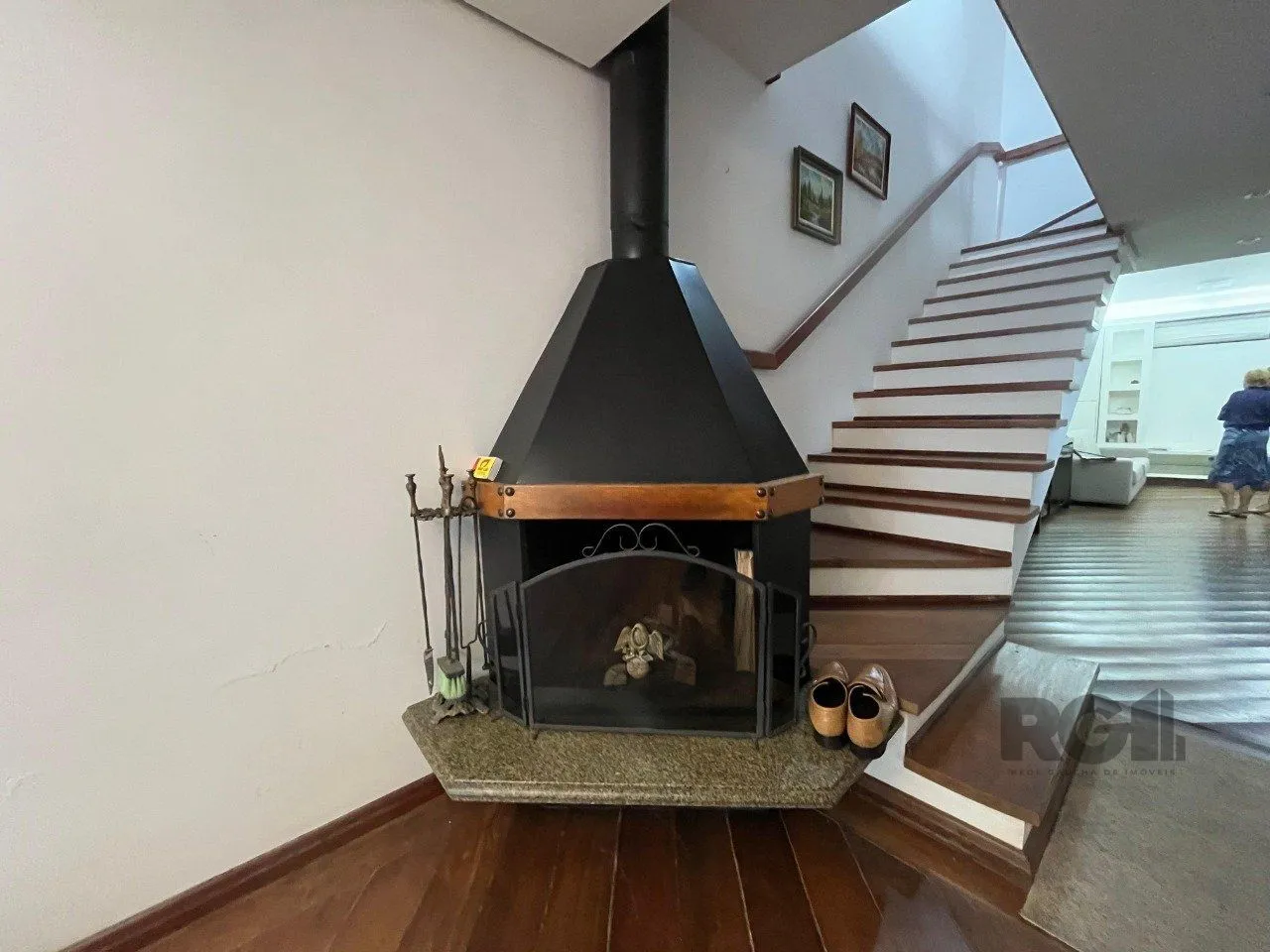 Imagem Casa de três quartos, suíte e quatro vagas de garagem no bairro Menino Deus em Porto Alegre