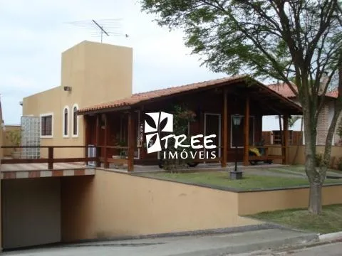Imagem VENDA DE CASA NO CONDOMÍNIO ARUJÁ COUNTRY CLUB, 250m² c/ 2 quartos, suíte c/ sacada, salão com churrasqueira e forno de pizza e 4 vagas. CONSULTE-NOS.