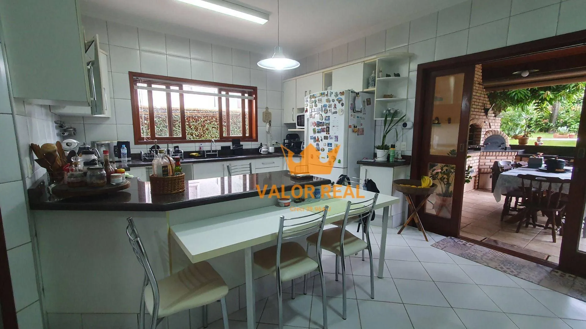 Imagem Casa em Condomínio de Alto Padrão, Venda ou Locação: AT 720 m2 e AC 390 m2, 4 suites, 4 vagas, piscina.