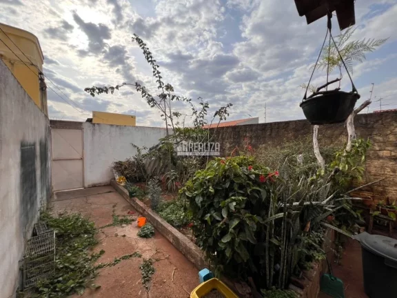 Imagem Casa padrão à venda na Vila Nossa Senhora Aparecida, Uberaba