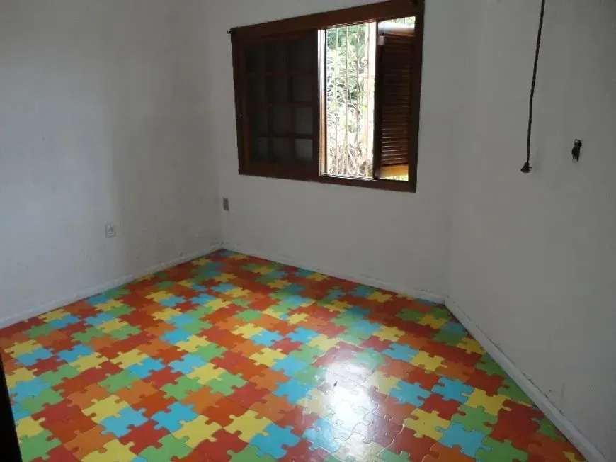 Imagem Casa com três dormitórios, suíte, piscina e 3 vagas.