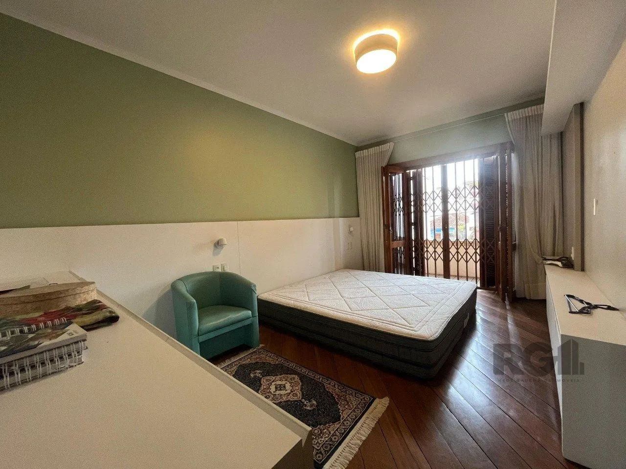 Imagem Casa de três quartos, suíte e quatro vagas de garagem no bairro Menino Deus em Porto Alegre
