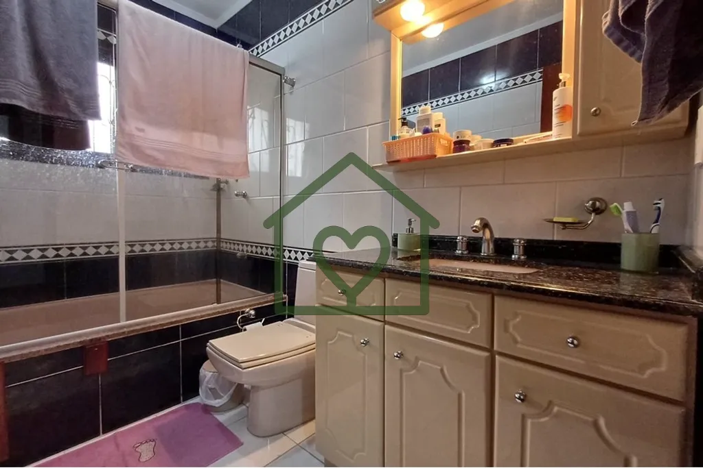 Imagem Localizada no acolhedor bairro Jardim do Salso, esta belíssima residência de 318 m² de área úti...