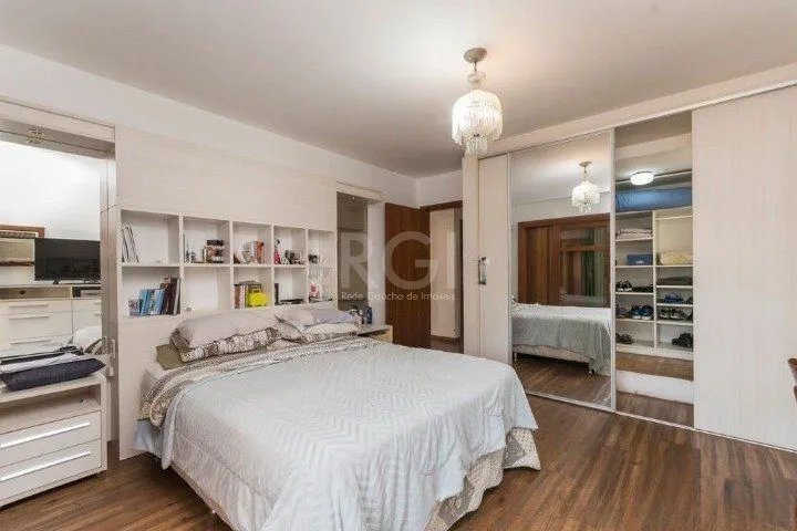 Imagem Casa para Venda - 247m², 4 dormitórios, sendo 1 suites, 5 vagas - Glória