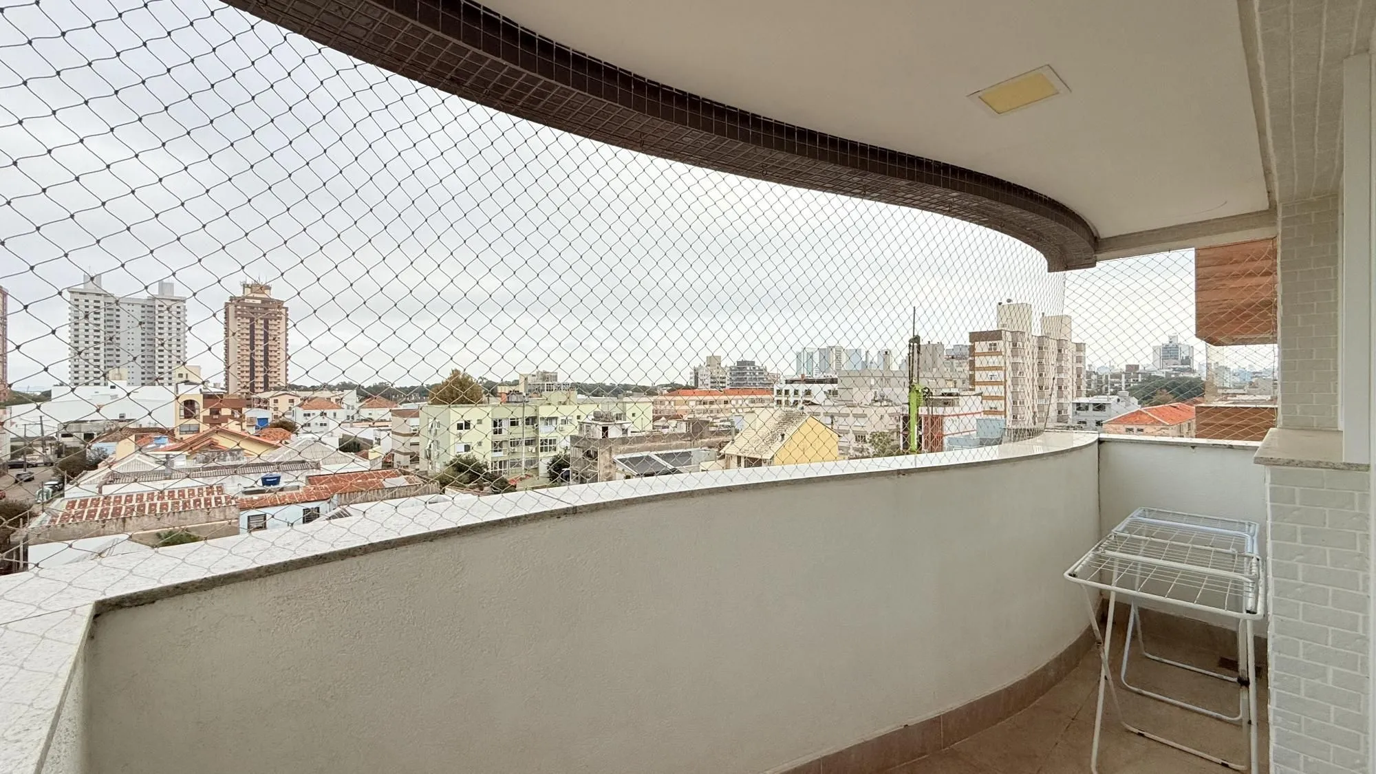 Imagem Excelente apartamento amplo com 2 dormitórios, 2 suítes mais dependência de empregada ou gabinete ou 3º dormitório