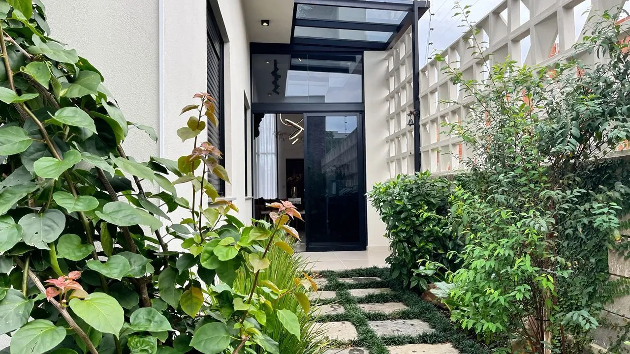 Imagem Casa Moderna com Suíte, Hidromassagem, Jardim e 2 Vagas