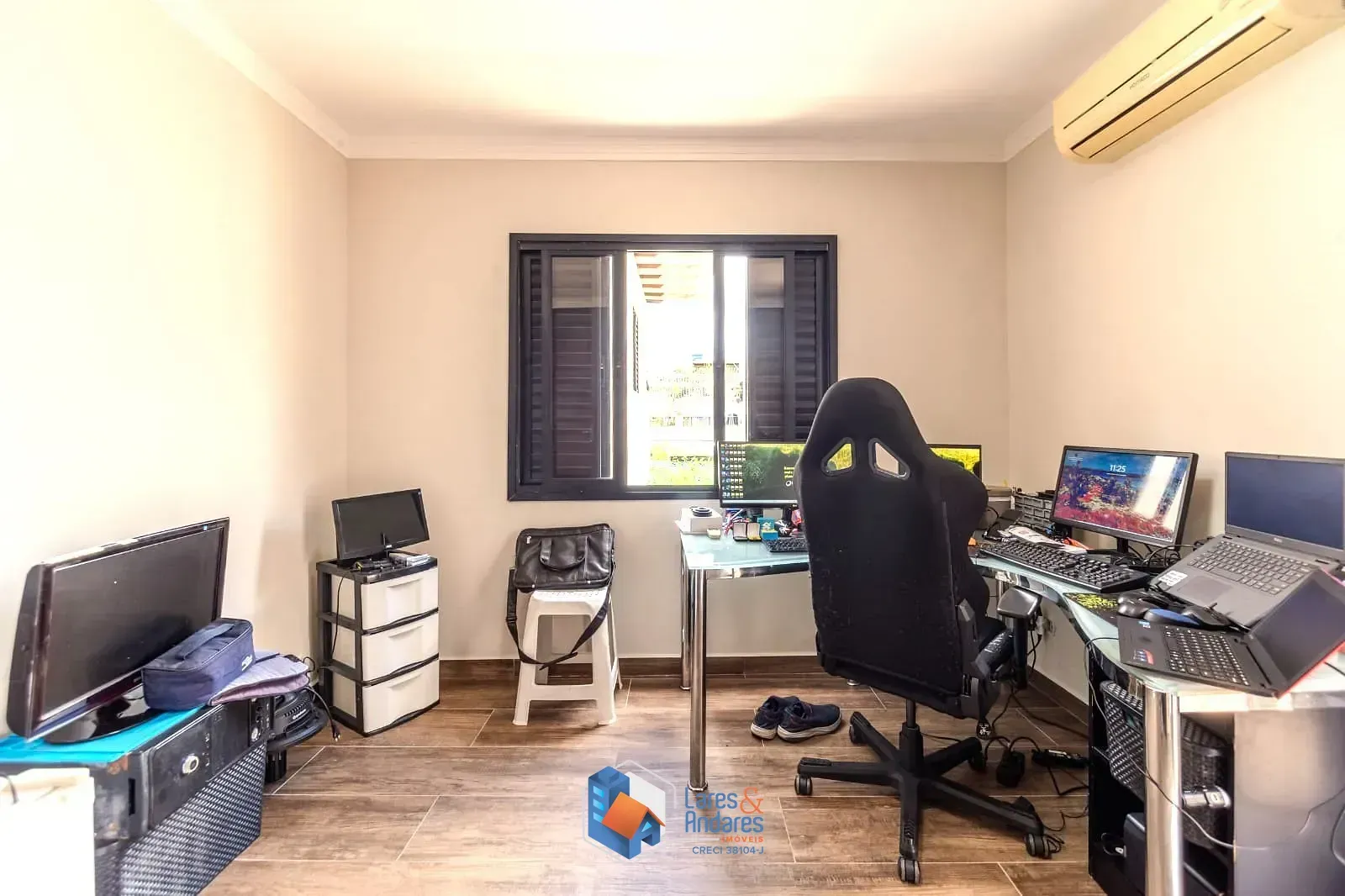 Imagem À VENDA, IMPERDÍVEL! SOBRADO REFORMADO NÃO GEMINADO COM 3 DORMS, SUÍTE, QUINTAL, ENERGIA SOLAR E EXCELENTE LOCALIZAÇÃO!