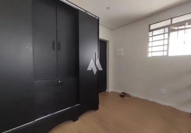 Imagem Casa na encruzilhada com 4 quartos sendo 1 suíte