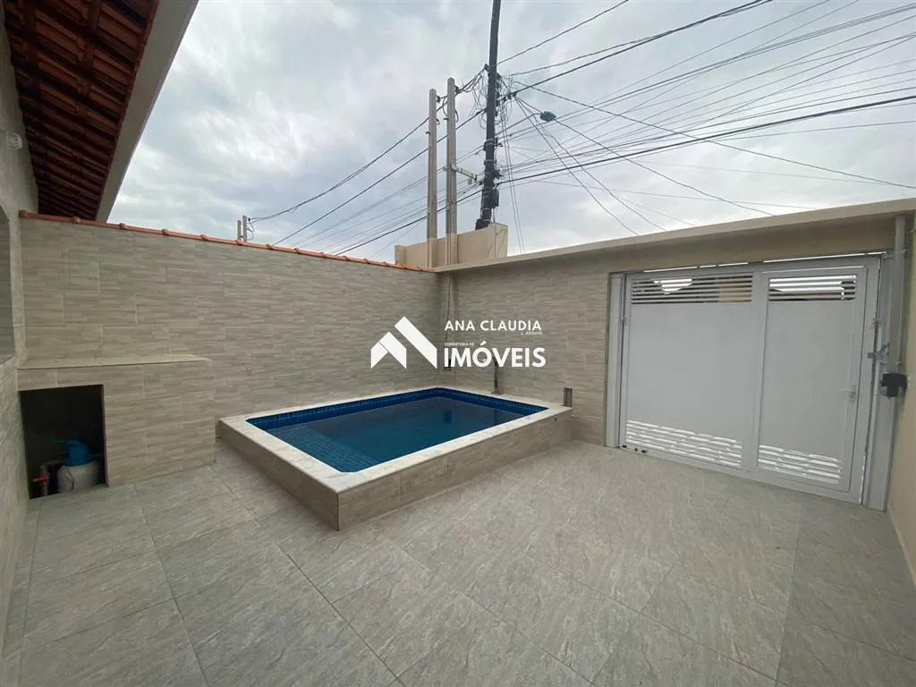 Imagem Casa nova com piscina a venda em Mongaguá a 400 metros da praia, lado serra