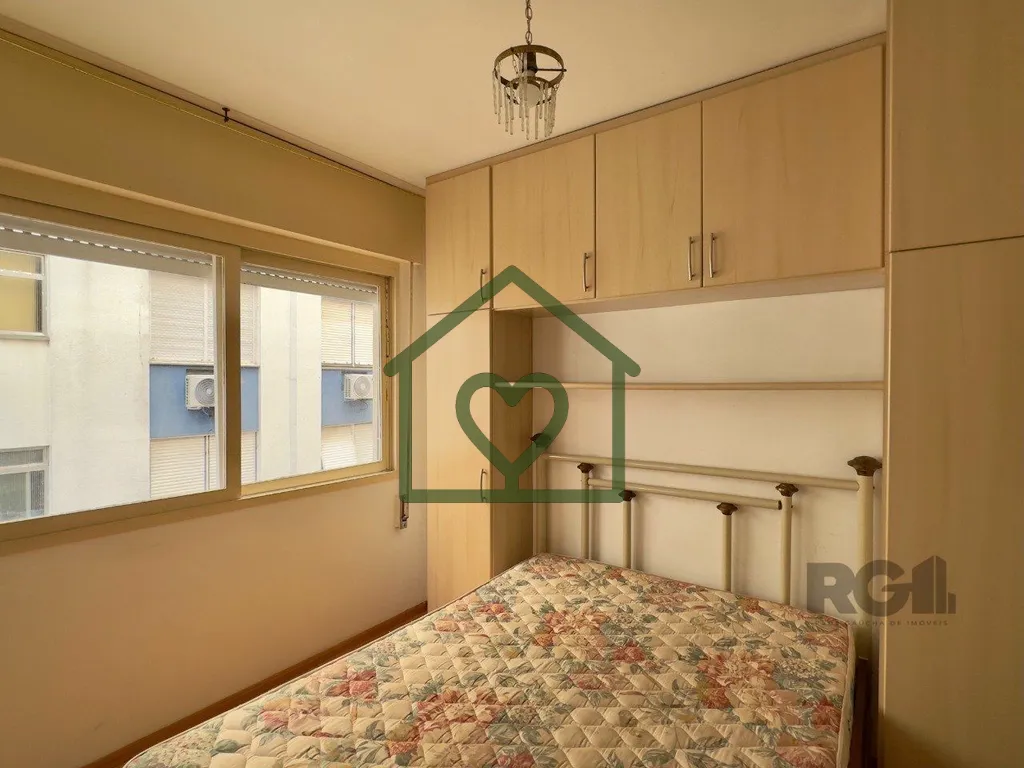 Imagem Apartamento semimobiliado de 38m2, com um dormitório, living para dois ambientes, cozinha ampla com...
