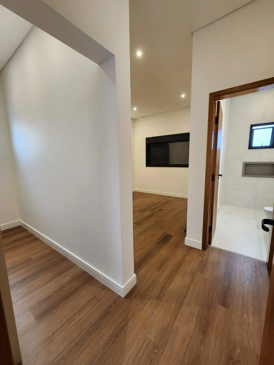 Imagem Imóvel de Luxo à Venda em Salto-SP: Casa com 3 Suítes, 4 Vagas e 265,50m² no Residencial Central Parque