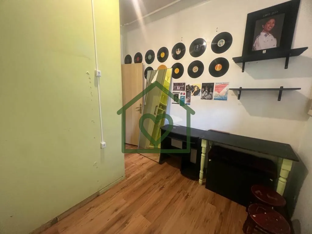 Imagem Apartamento de 80m², três dormitórios, banheiro social, living, cozinha, área de serviço, préd...