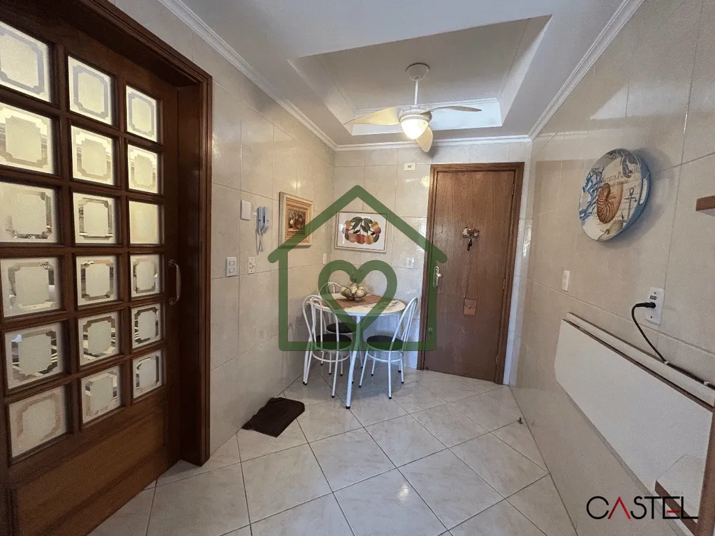Imagem Apartamento reformado e desocupado à venda no bairro Menino Deus, em Porto Alegre. Originalmente co...