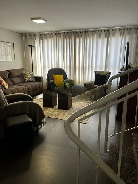 Imagem Sobrado com 3 quartos, 1 suíte, lareira, churrasqueira, 3 vagas cobertas na zona sul.