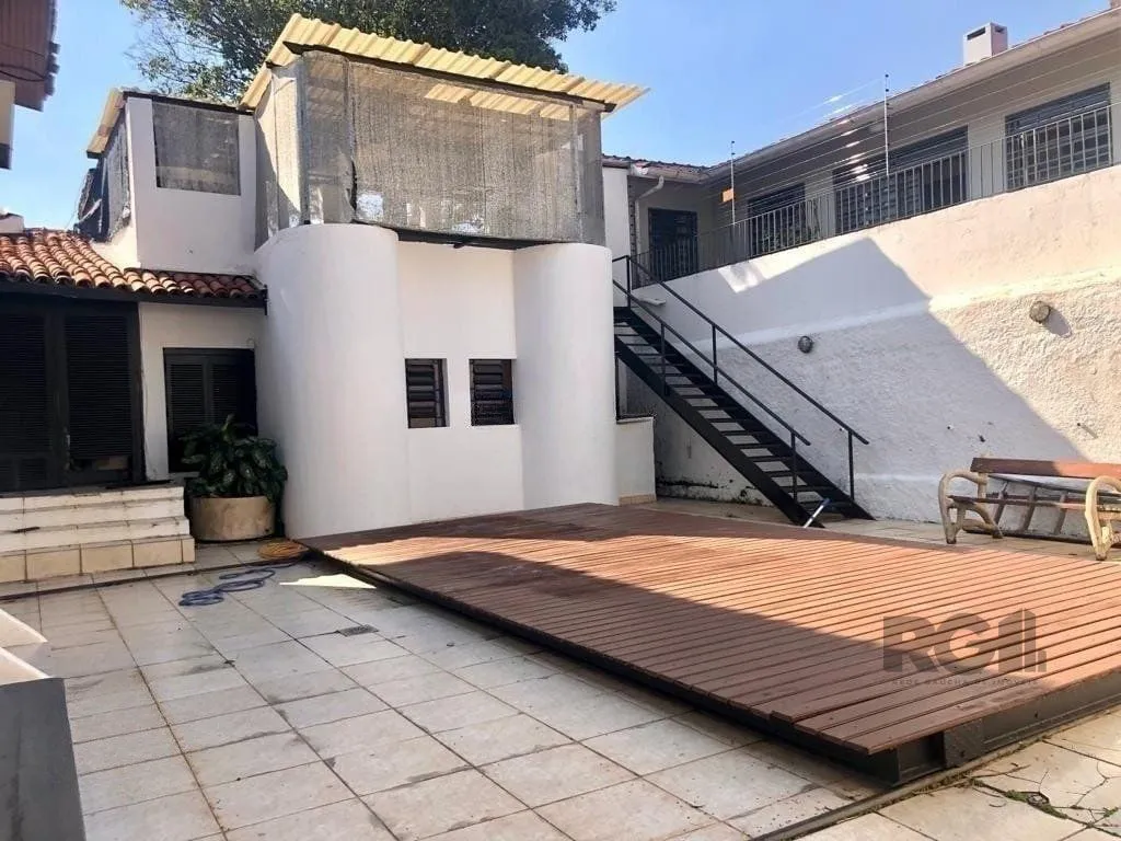 Imagem Excelente casa de 308 m² com 4 suítes e 4 vagas de garagem.