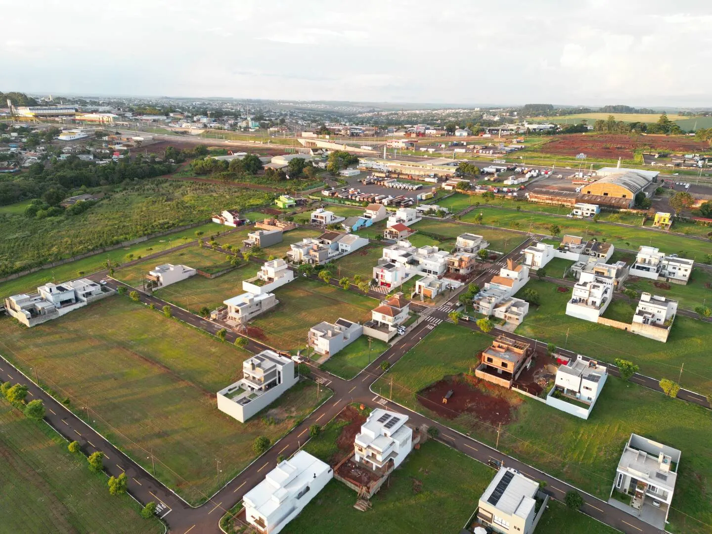 Imagem Terreno à venda em Condomínio, Bairro Cascavel Velho em Cascavel: Churrasqueira, Playground, Portaria 24h - Venda