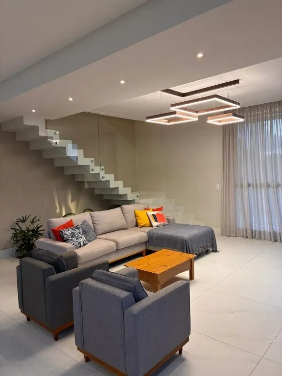 Imagem Casa de alto padrão no Alphaville com 5 suítes, espaço gourmet, home office, sala de TV e projeto moderno.