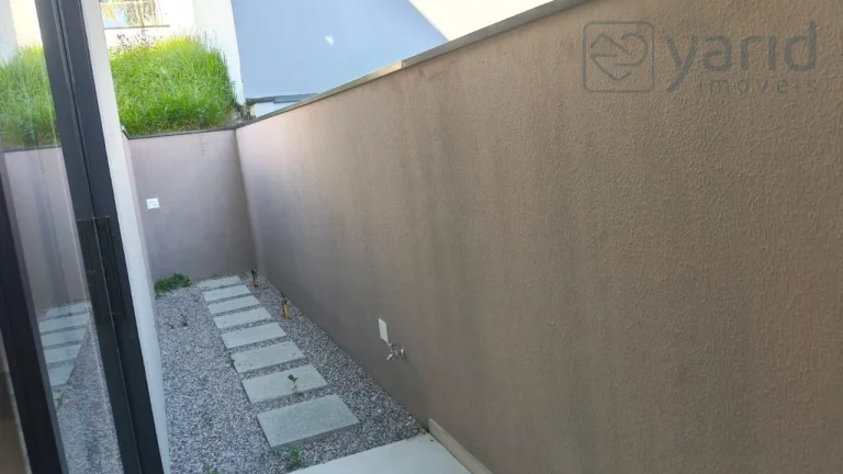 Imagem Casa de luxo em condomínio à venda em localização privilegiada: 4 quartos, 4 suítes, 3 salas, 5 banheiros, 2 vagas de garagem.