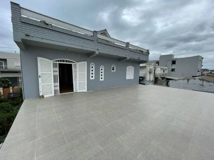 Imagem Vendo Sobrado Residencial com 4 Quartos e Suíte