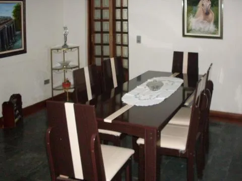 Imagem VENDA DE CASA ASSOBRADADA EM GUARULHOS A/T140m² A/C200m²,distribuídos em 4 dormitorios sendo 1 suite (todos com armários ),sala 3 ambientes ,cozinha p