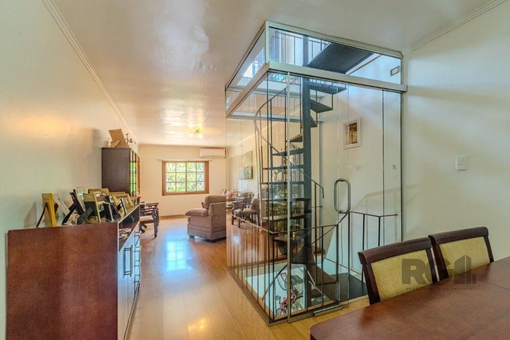 Imagem Casa 253m², 3 suítes, pátio, churrasqueira e vaga de garagem para 4 carros no bairro Nonoai