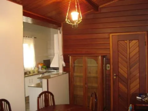 Imagem VENDA DE CASA NO CONDOMÍNIO ARUJÁ COUNTRY CLUB, 250m² c/ 2 quartos, suíte c/ sacada, salão com churrasqueira e forno de pizza e 4 vagas. CONSULTE-NOS.