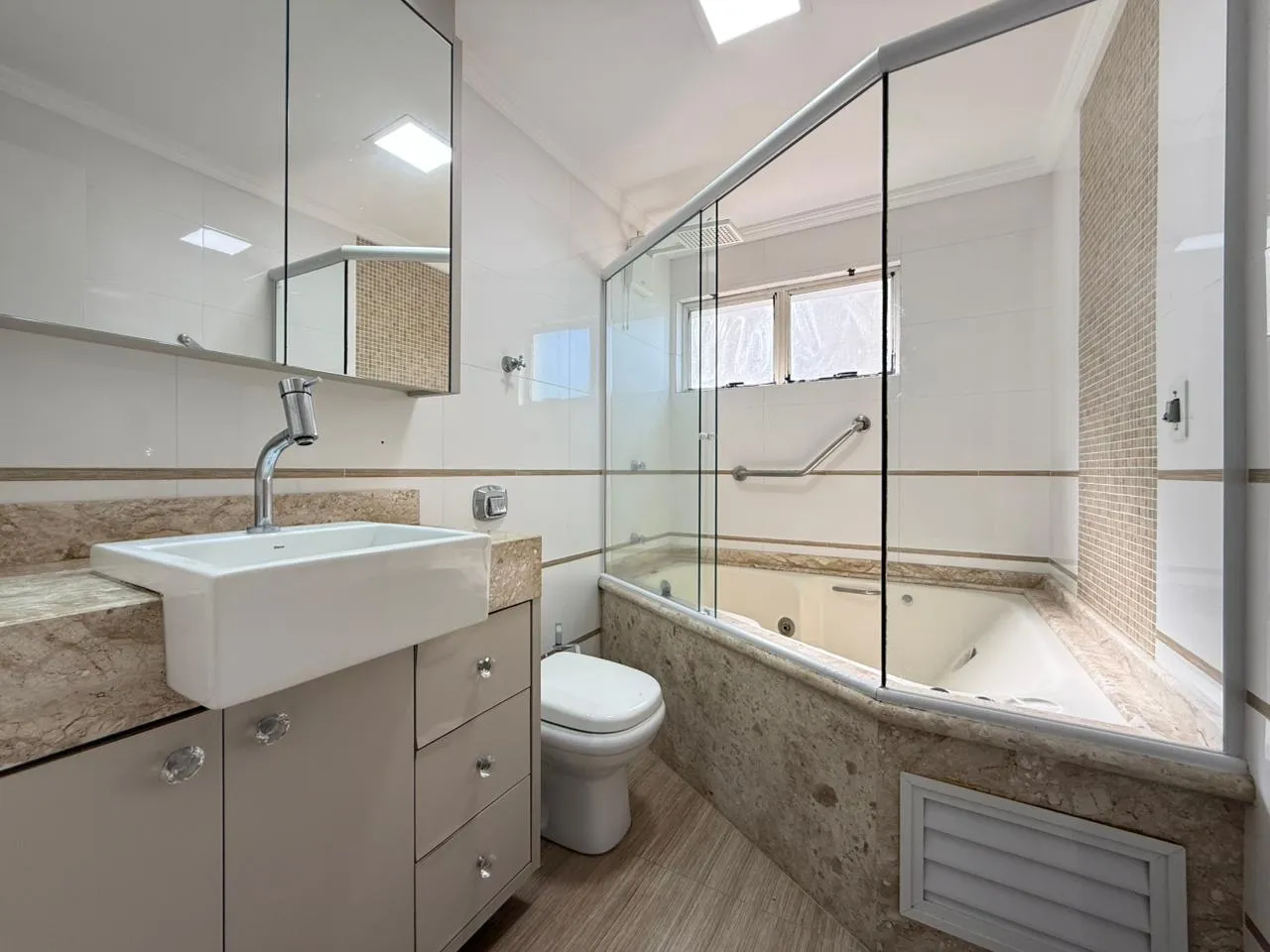 Imagem Apartamento com vista para o mar à venda com 197.02m2 por R$ 2.980.000,00