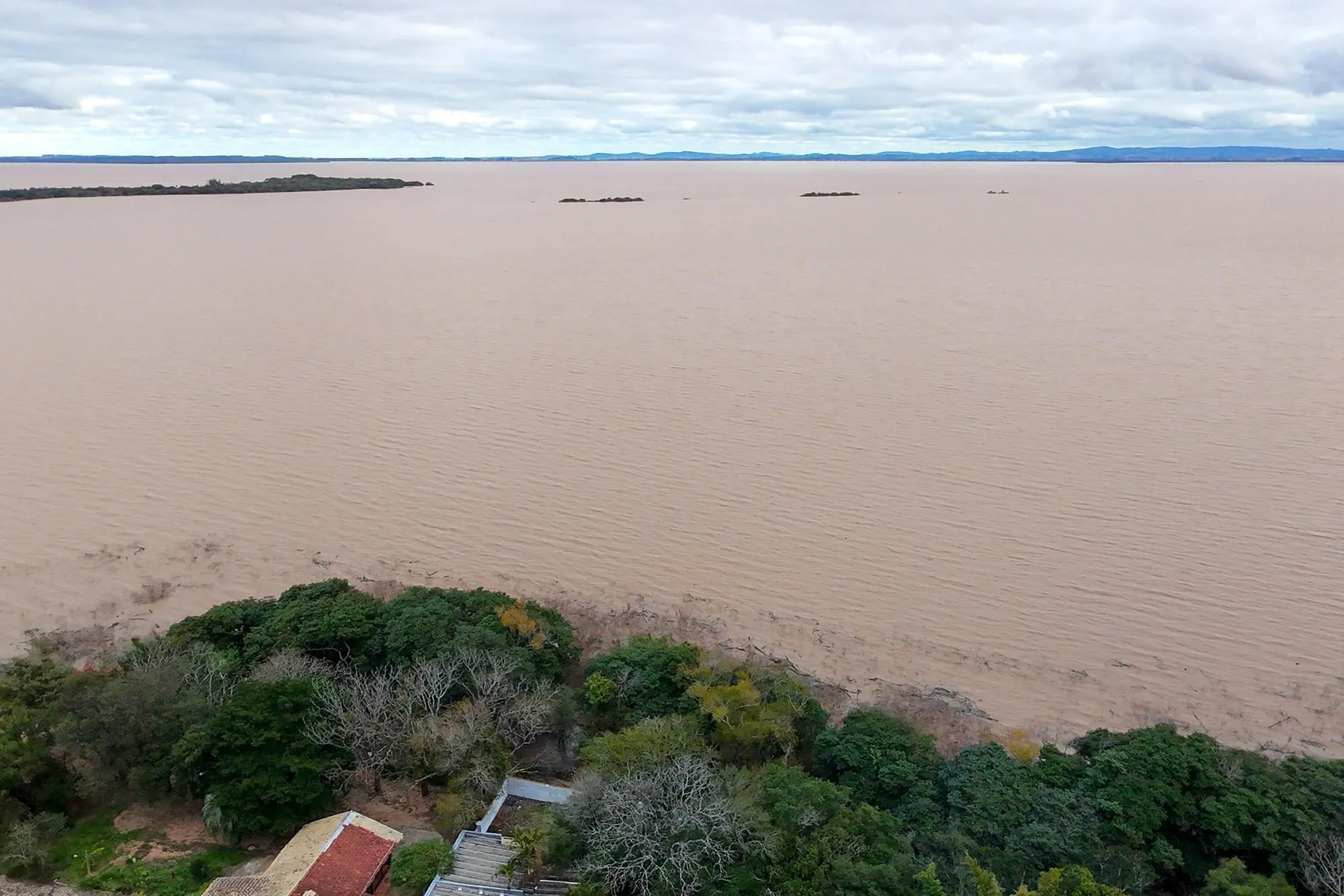 Imagem Terreno com edificações para múltiplos negócios lucrativos.