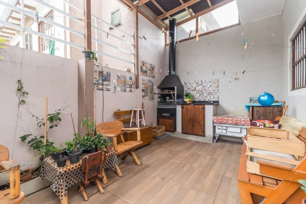 Imagem Casa de 6 dormitórios à venda Bairro Vila Nova - Porto Alegre