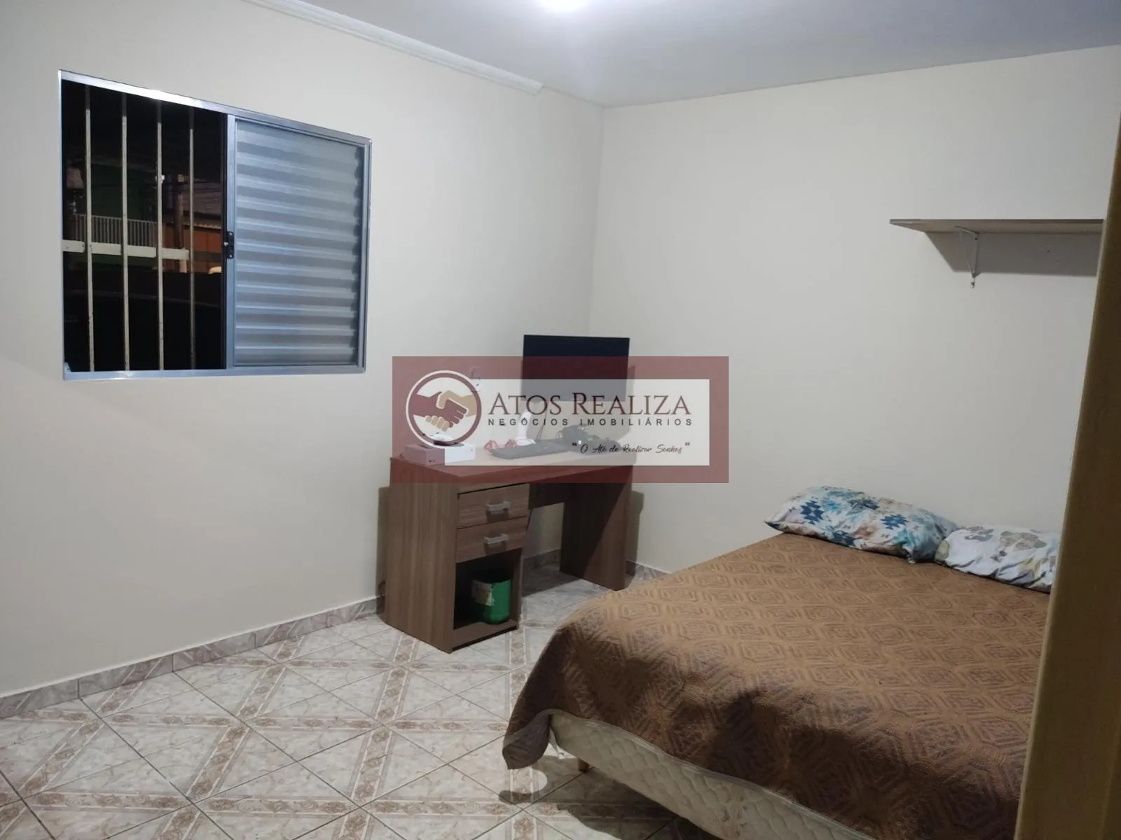 Imagem Vendo Oportunidade no Jardim Fraternidade. Casa Terreno, com 200m2 de área Total, o imóvel conta com, 3 dormitórios, sendo 1 Suíte, 2 vagas de Garagem, Edícula de 3 cômodos, Lavanderia, Aceita Financiamento, aceita Permuta. Valor de Oportunidade R$ 530K, 