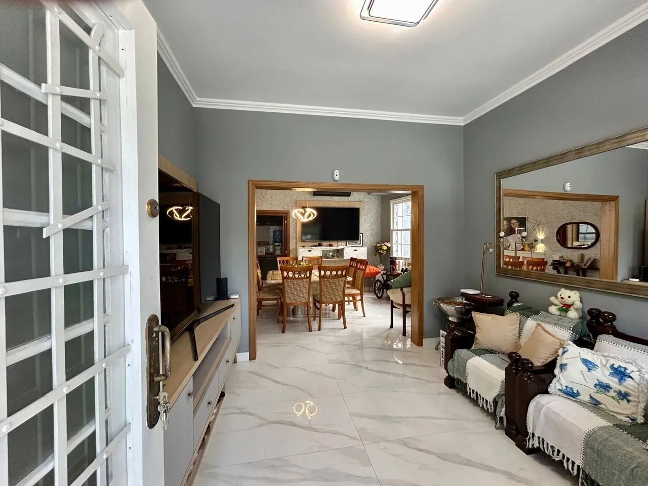 Imagem Casa 8 dormitórios, 5 banheiros e 6 vagas no Bairro São João Porto Alegre