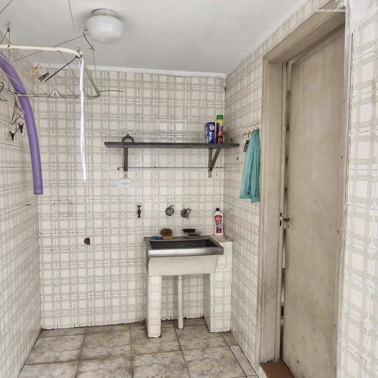 Imagem Casa confortável de 2 dormitórios, 2 banheiros, sala para dois ambientes, com entrada lateral e va...