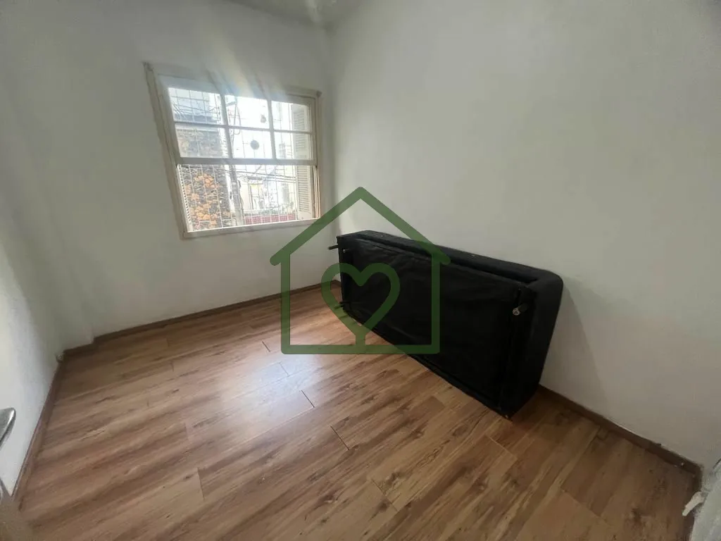 Imagem Apartamento de 80m², três dormitórios, banheiro social, living, cozinha, área de serviço, préd...