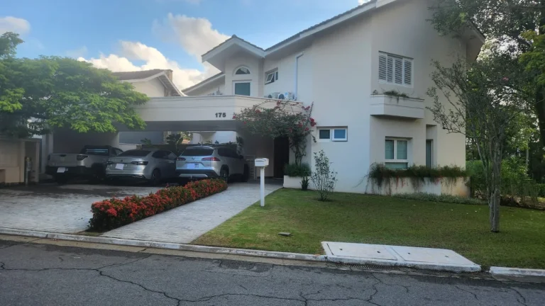 Imagem Residência Imponente em Esquina Privilegiada no Residencial Alphaville 9