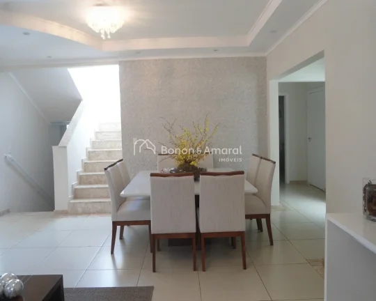 Imagem Encante-se com esta linda casa de acabamento impecável, localizada em um dos melhores condomínios ...