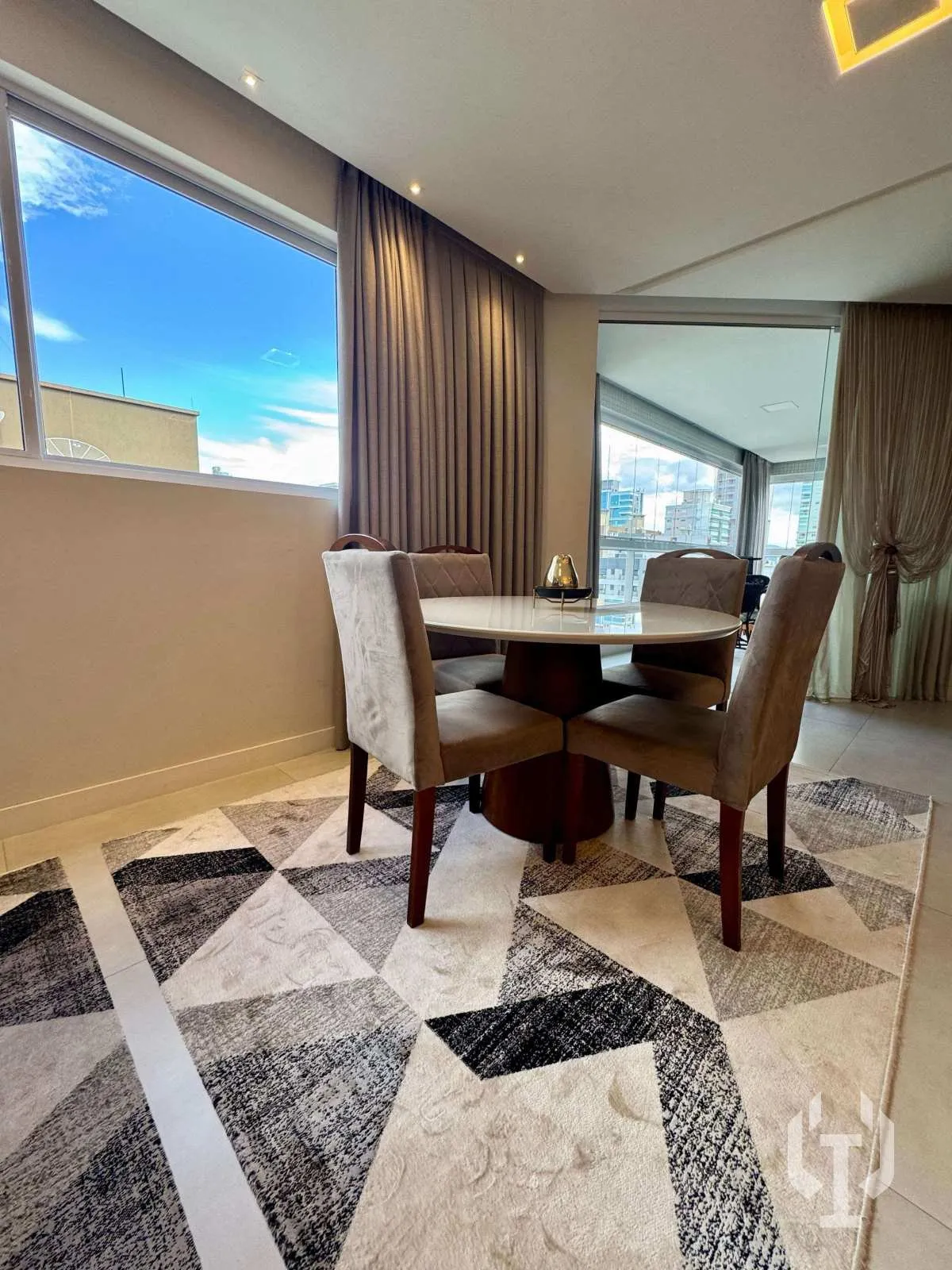 Imagem Apartamento para alugar, no Rua 234, em Itapema, Meia Praia, com 4 quartos, 198m2
