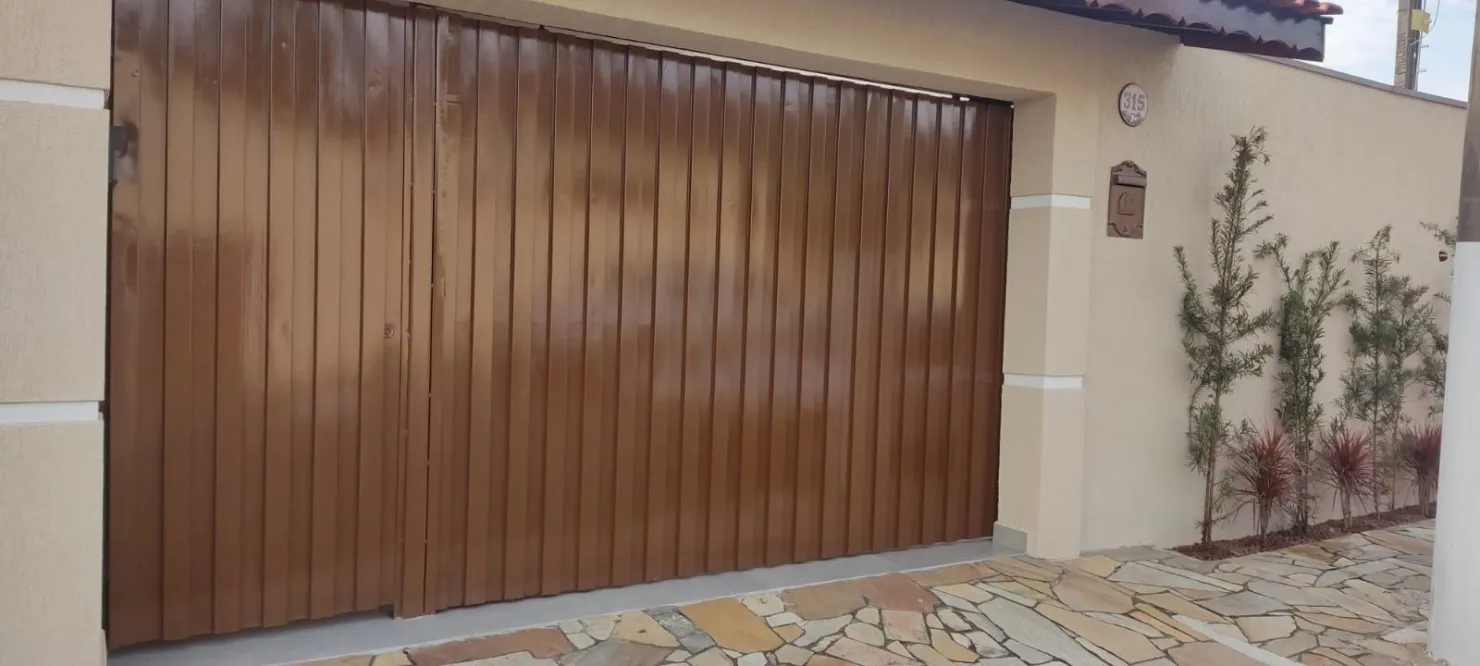 Imagem Casa Estilo Clássico com 3 Quartos, Piscina, Área Gourmet, 4 Vagas e Excelente Localização Próxima ao Centro