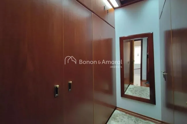 Imagem Localizada em Campinas, esta casa em condomínio oferece uma experiência única de conforto e conve...