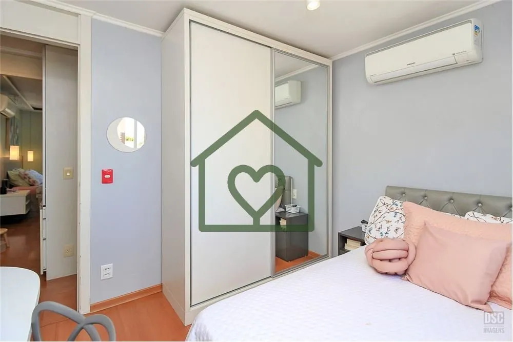 Imagem Linda casa em Condominio, com living de 2 ambientes (estar/jantar) com lareira, cozinha americana mo...