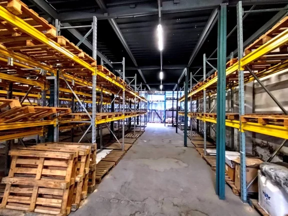 Imagem Galpão Comercial para Locação na Barra Funda, São Paulo-SP: 2 banheiros, 3 vagas de garagem, 600m² de Área