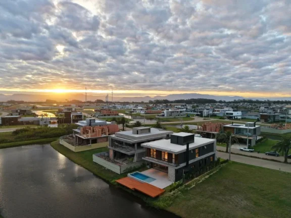 Imagem Casa em Condominio 5 Dormitórios - Bairro --