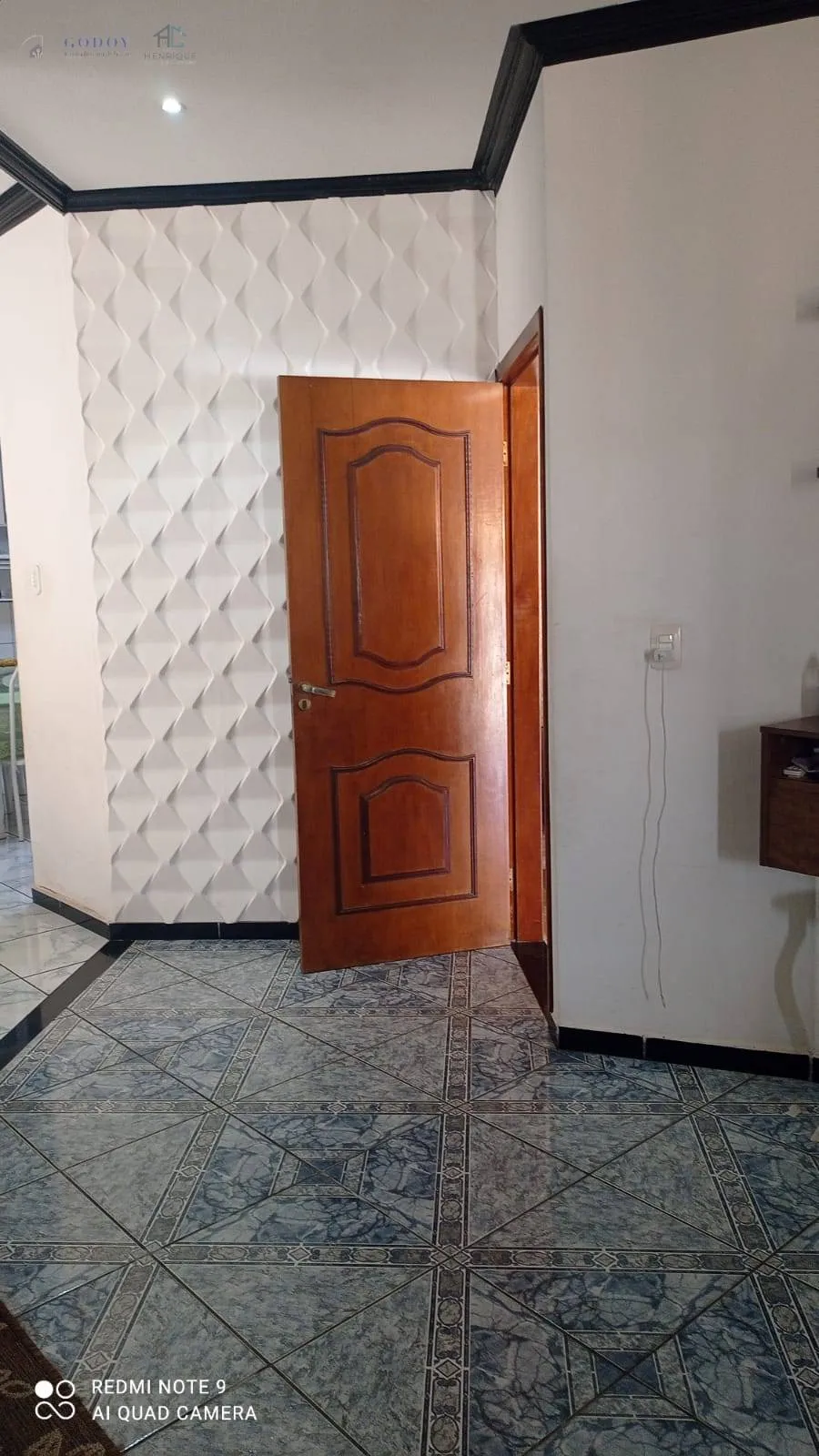 Imagem Linda Casa com Suíte, Escritório e Garagem Coberta em Ótima Localização