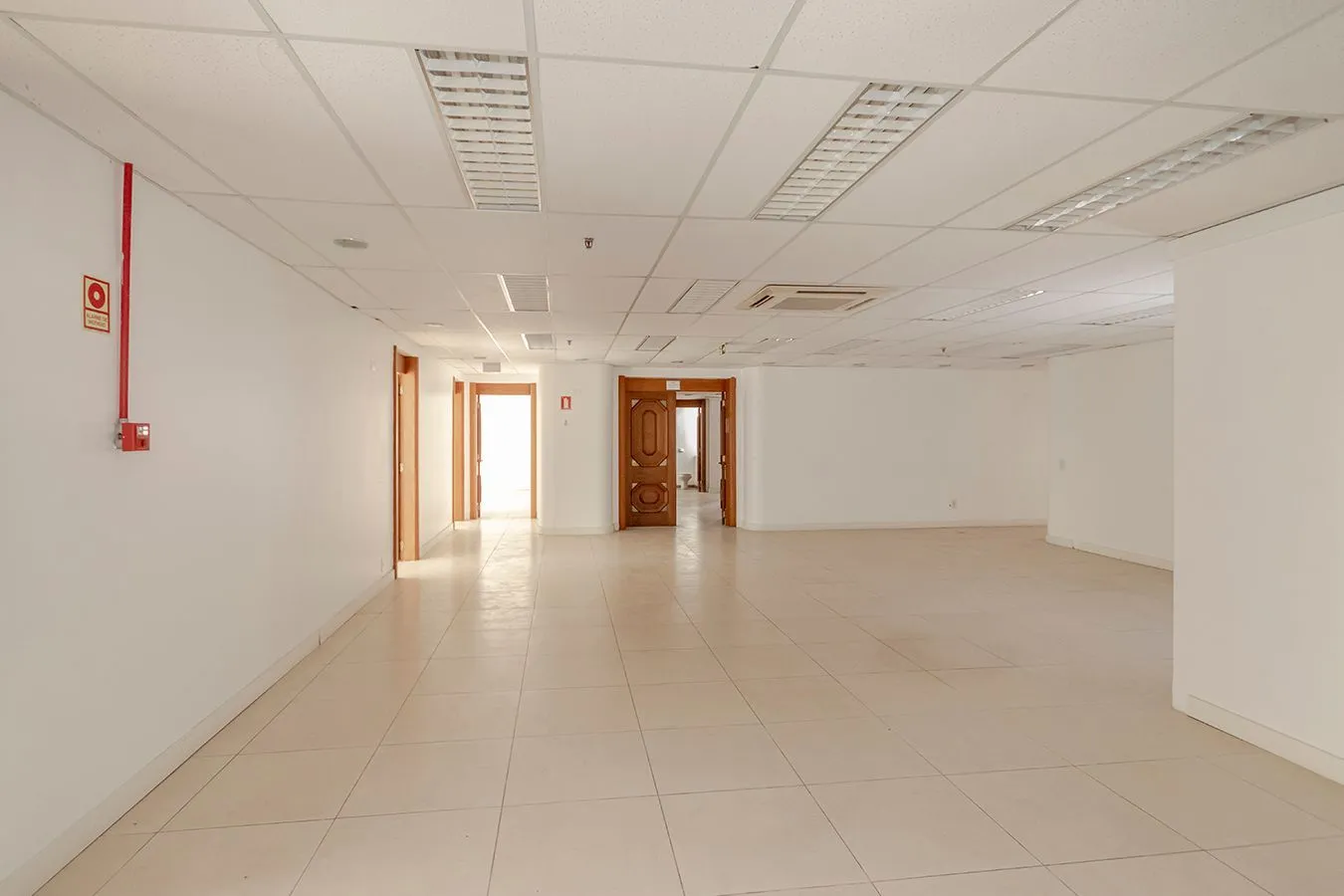 Imagem Conjunto Comercial, meio andar inteiro com várias salas e salão!