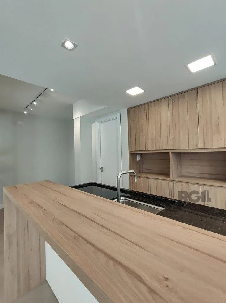 Imagem Apartamento semi mobiliado, 67m², 2 dormitórios, 1 vaga no bairro Petrópolis