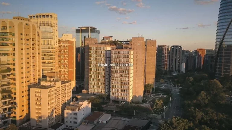 Imagem Conjunto comercial com 941m² na Av. Pres. Juscelino Kubitschek